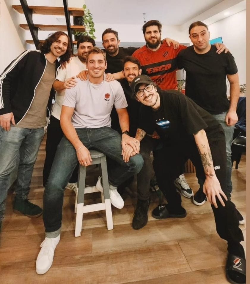 Matías Córdoba con amigos, sobremesas largas al estilo argentino