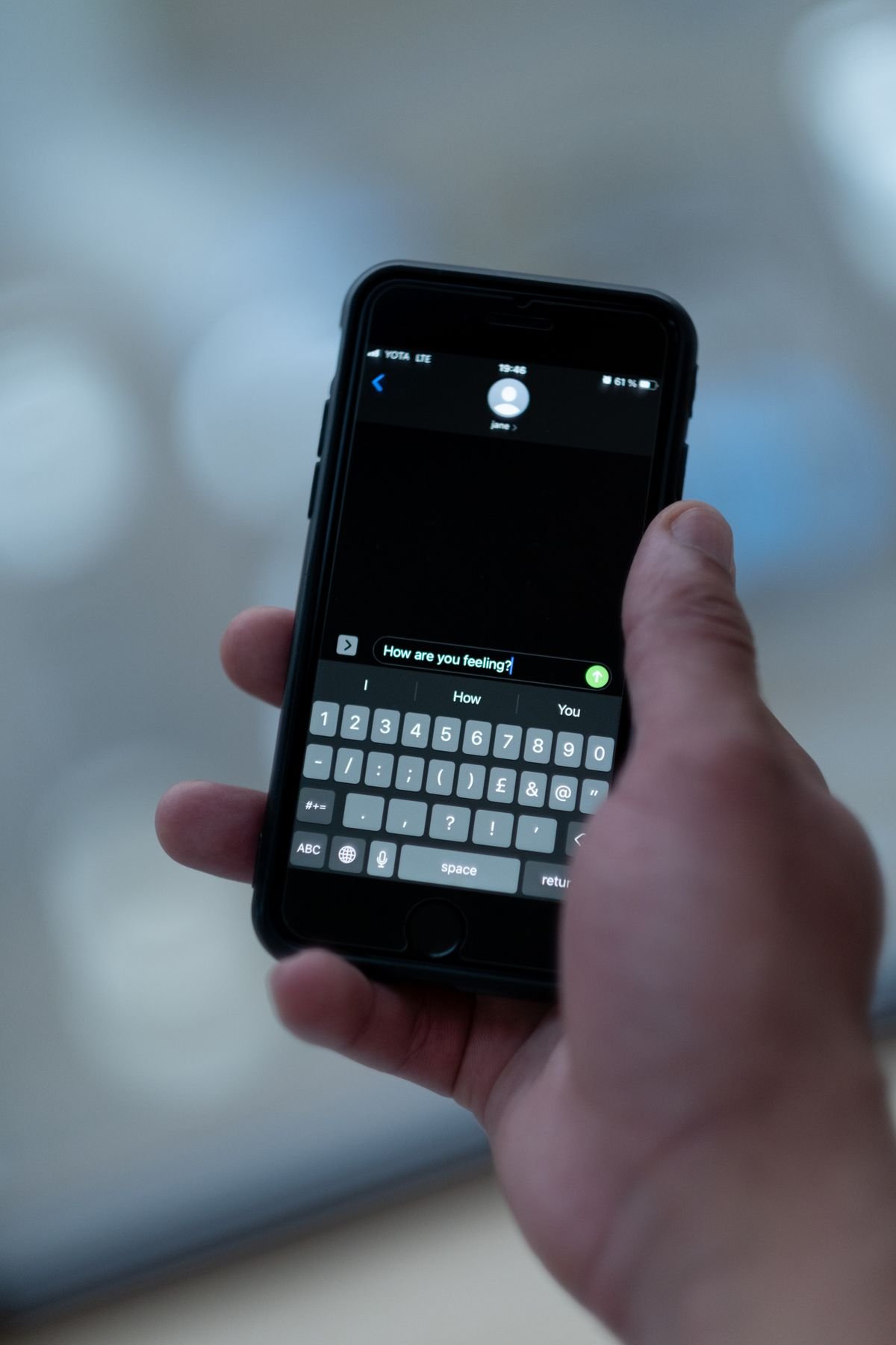 Primer plano de una persona escribiendo mensajes en un teléfono inteligente
